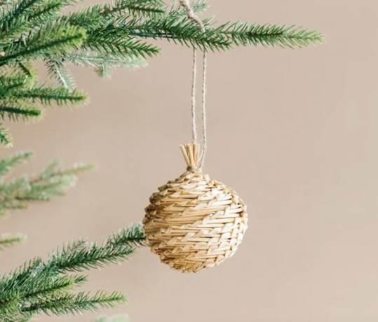 Ornamento de palha tecido da McGee & Co., $ 4