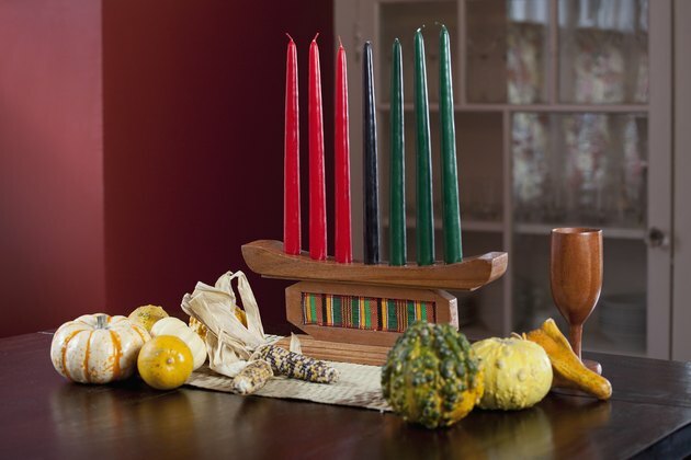 Decorações Kwanzaa, altere com Kinara, milho, cabaças, chalis