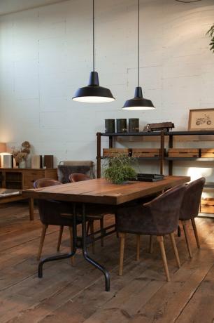 Idea di illuminazione per sala da pranzo industriale con pendenti di fabbrica in metallo