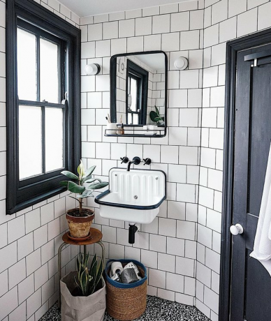 banheiro industrial pequeno preto e branco com argamassa escura e ladrilho quadrado