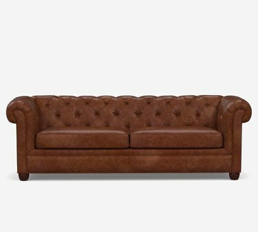 ruskea nahkainen chesterfield