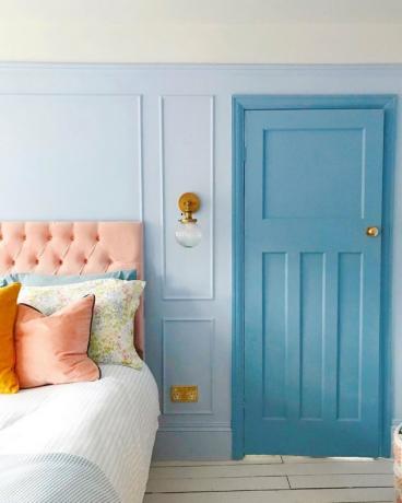 quarto pastel azul com moldura de porta azul mais escuro Idéias de pintura de tom em tom