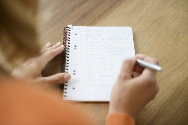 Polovina dospělé ženy, psaní na seznam úkolů