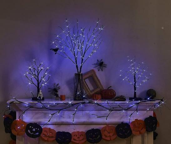 Dai un tocco in più al tuo arredamento di Halloween con questa ghirlanda glitterata ricca di 48 luci LED arancioni e viola.