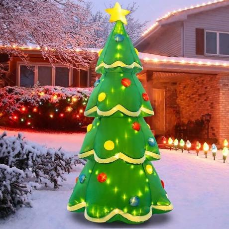 Se il tuo giardino non ha i suoi alberi sempreverdi, installa invece questo albero di Natale impermeabile e gonfiabile: non è necessario decorare! È illuminato dall'interno grazie alle luci a LED.