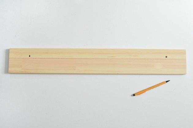 Medinė lentyna su pieštuku nubrėžta linija