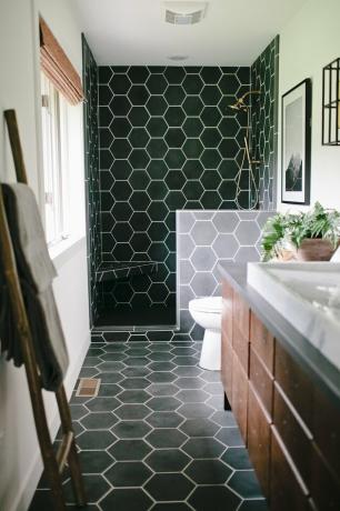 chuveiro hexagonal preto contemporâneo com banco de canto
