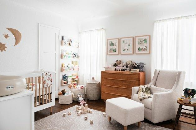 Opções de armazenamento de brinquedos em berçário de gênero neutro
