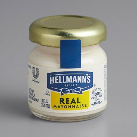 a verdadeira maionese de Hellmann em pequeno frasco com tampa de ouro