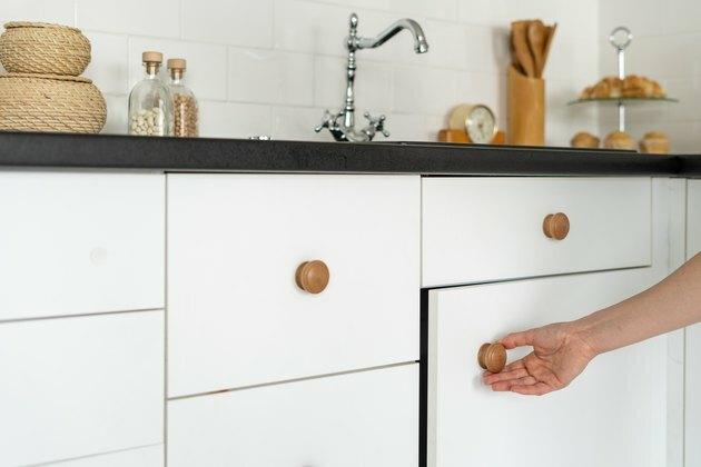 Cozinha branca e moderna em nova casa contemporânea