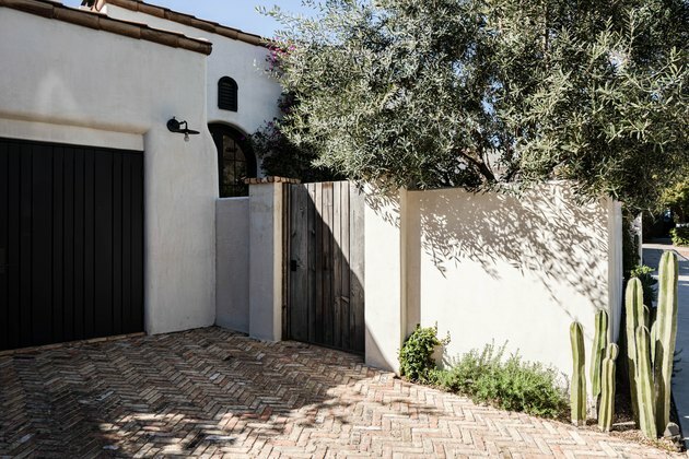 Casa branca de estilo mediterrâneo com telhado de terracota e porta de madeira