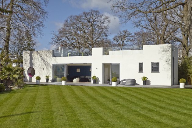 Casa Bauhaus em branco com detalhes geométricos e várias janelas