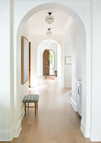 Iluminação contemporânea de foyer na entrada projetada por Kate Lester Interiors