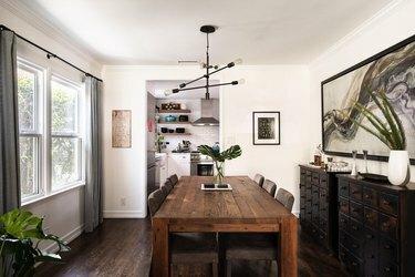 salle à manger menant à la cuisine avec planchers de bois franc