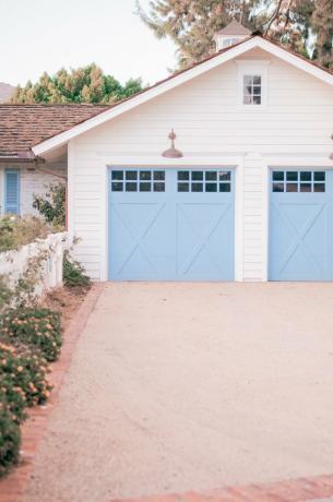 porta da garagem azul claro no exterior da casa branca