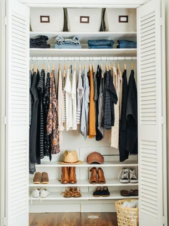 Como Organizar Roupas com armário com prateleiras e varão