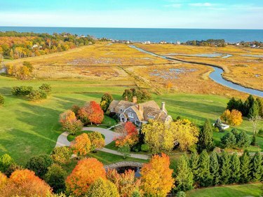luchtfoto van huis op met gras begroeid perceel