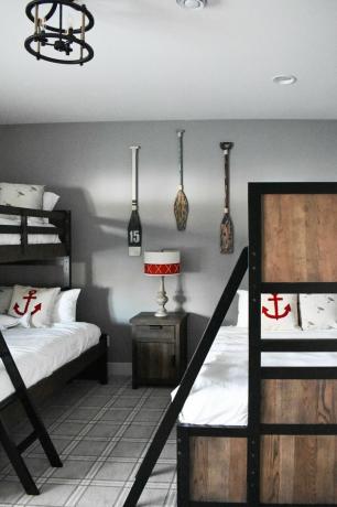 ديكور ريفي ريفي في غرفة نوم رمادية مع حشوات وسرير بطابقين