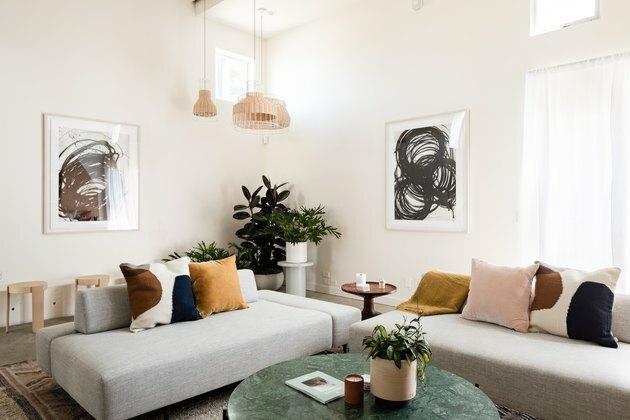 Artikel Divan sofa in Hunker House woonkamer met kussens