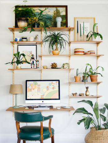 Boho minimal home office com prateleiras abertas com ideias de armazenamento de home office