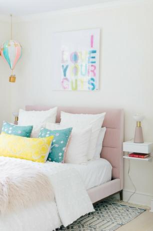 Organização do quarto infantil com mesinha de cabeceira e decoração colorida