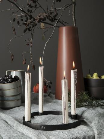 mesa cinza com velas para a peça central de Natal
