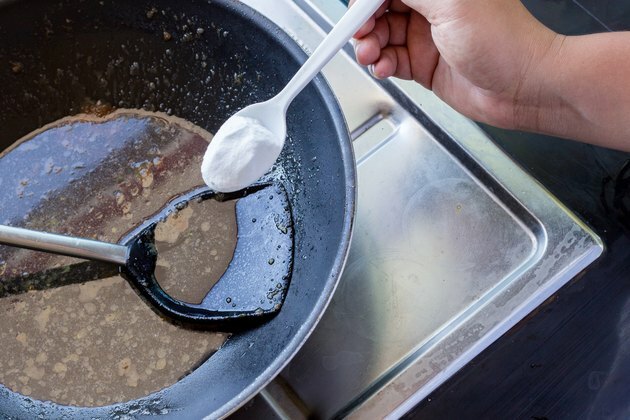 Sütő szóda az edények és serpenyők aljára való átáztatáshoz és az égetett élelmiszer eltávolításához