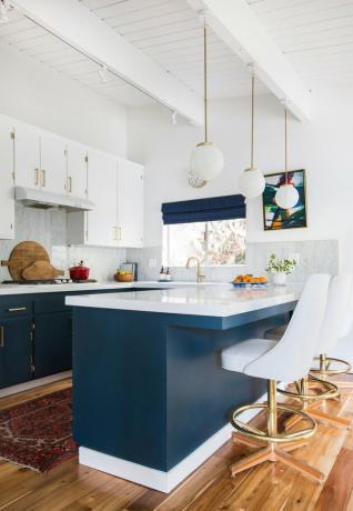 فكرة خزائن المطبخ الحديثة مع خزائن بلونين باللون الأزرق والأبيض