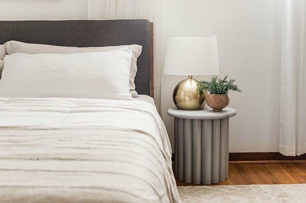 Idéias de quarto cinza com mesa lateral DIY por Carrie Waller