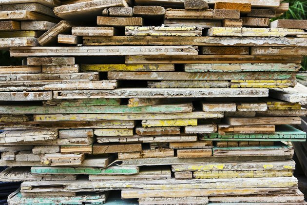 Planches de bois utilisées pour fabriquer des moulures en béton