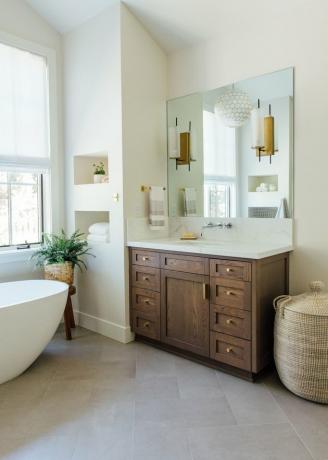 Arrecadação para casa de banho da quinta desenhada por Michelle Lisac Design de interiores com cestos e arrumação debaixo do lavatório