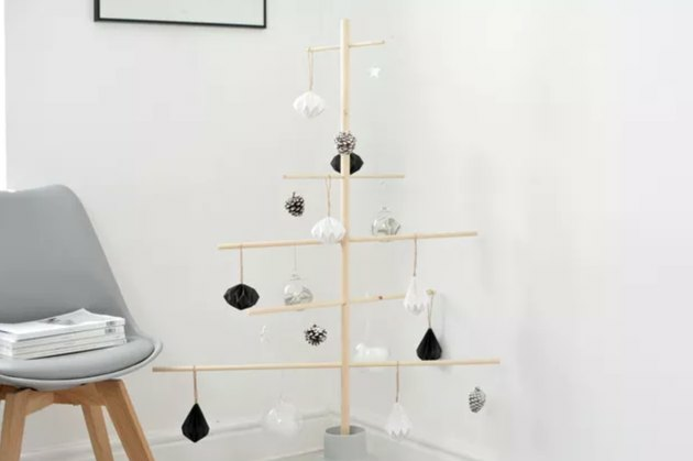 Ideia de decoração de Natal com árvore faça você mesmo com cavilha de madeira
