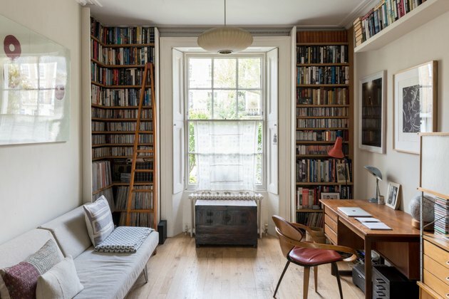 Namų biuras, pastatytas su įmontuota biblioteka nuo grindų iki lubų Londono namuose, Modern gatvėje
