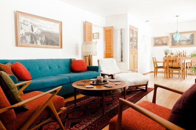 Camera de zi cu mobilier vintage și o fotografie de Steph deasupra canapelei.