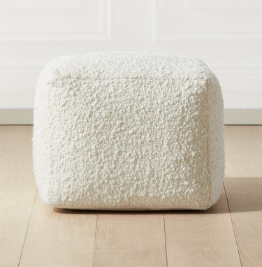Biely puf.