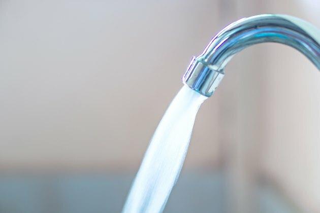 detailní voda tekoucí z faucet