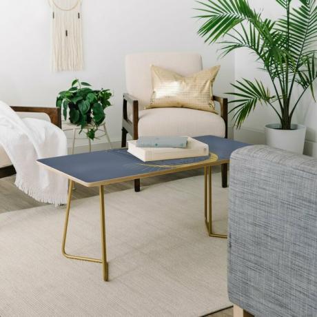 Mesa de centro de tarô mundial em quarto contemporâneo