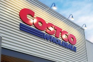 costco trgovina sa svjetlima na logotipu