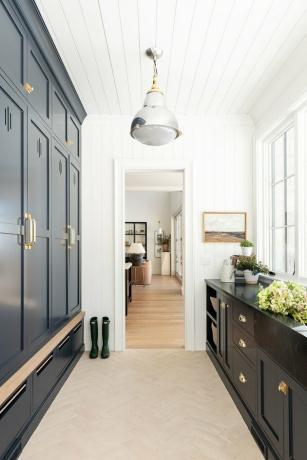 armazenamento de mudroom com armários pretos temperamentais