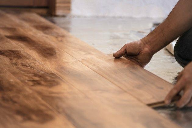 Namestitev lesenih talnih oblog