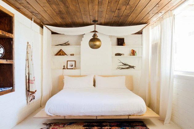 wit en metallic bohemien kleurenpalet van The Joshua Tree House