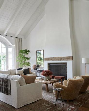 ideia de quarto familiar de casa de fazenda branca com cadeiras coloridas e sofá branco