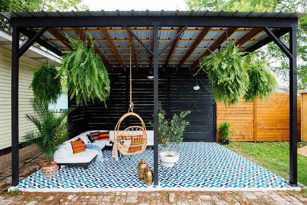 Pergola met blauw geschilderde betonnen vloer