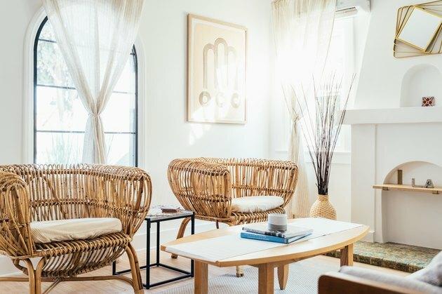 idéias de sala branca com cadeiras de vime e cortinas brancas