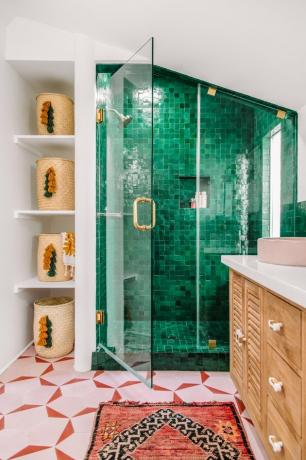 banheiro moderno com porta de vidro do chuveiro e piso com padrão rosa e piso de chuveiro verde esmeralda