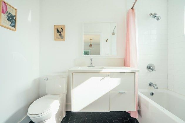 vanitate baie de perete, toaletă albă, combo cadă / duș și perdea roz de duș