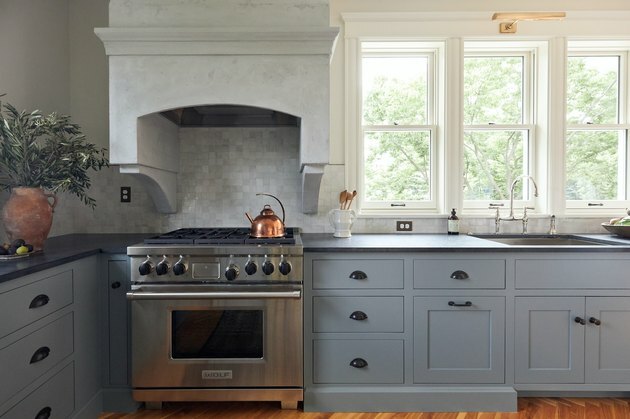 Cozinha com armários azuis e forno e fogão Wolf projetado por Prospect Refuge Studio forno de fogão ecológico