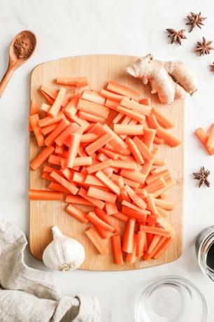 Palitos de zanahoria en una tabla de cortar