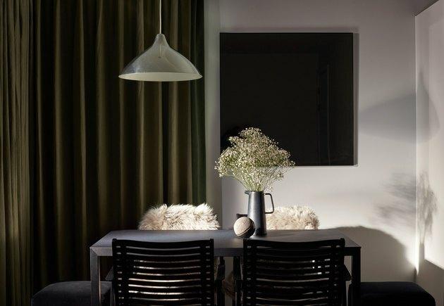 ruang makan modern dengan detail hitam dan putih