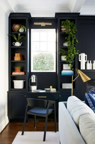 home office preto e branco com mesa e prateleiras embutidas